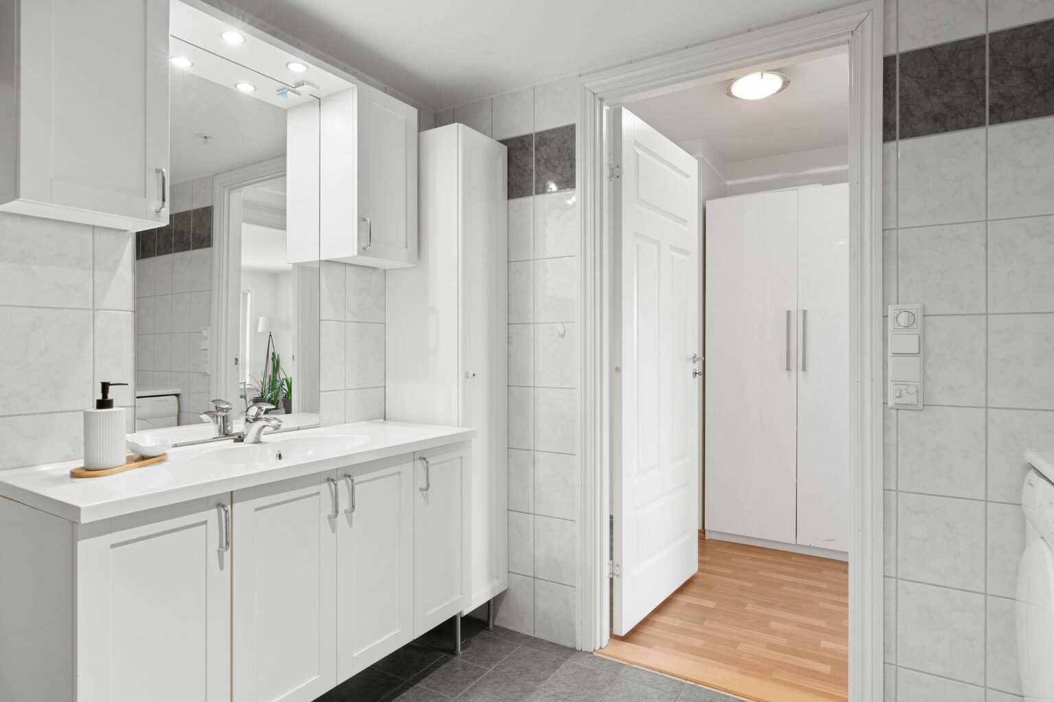 airbnb bathroom after a professional cleaning